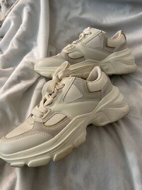 ZARA BEIGE WHITE GOLD THICK SOLE PLAGFORM SNEAKER. 5102/910/002. SZ 39. Worn 1x